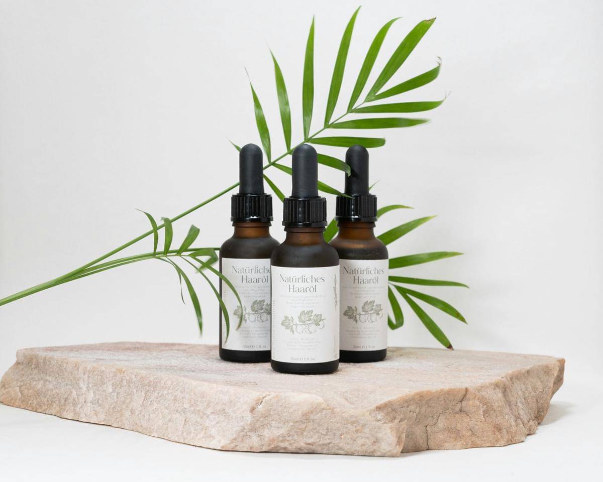 ilustrasi minyak rosemary (unsplash.com/Lora Seis)