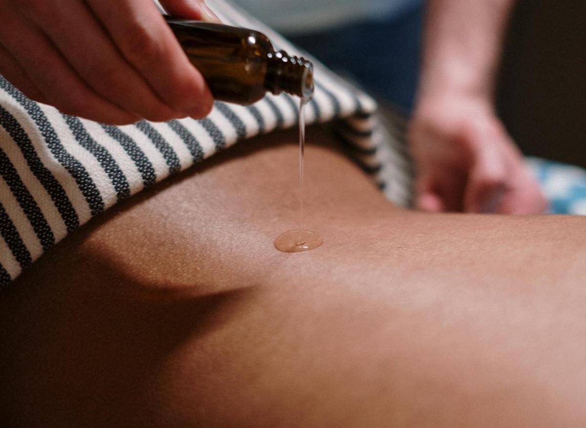 ilustrasi minyak untuk memijat