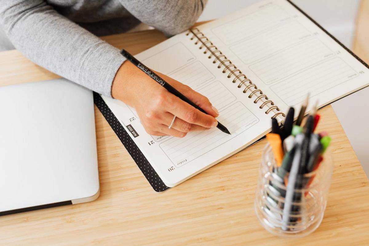 ilustrasi menulis jurnal