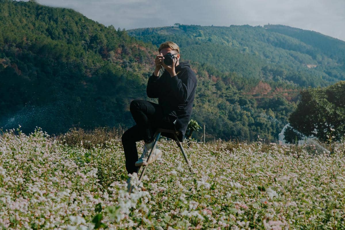 ilustrasi pria hobi fotografi