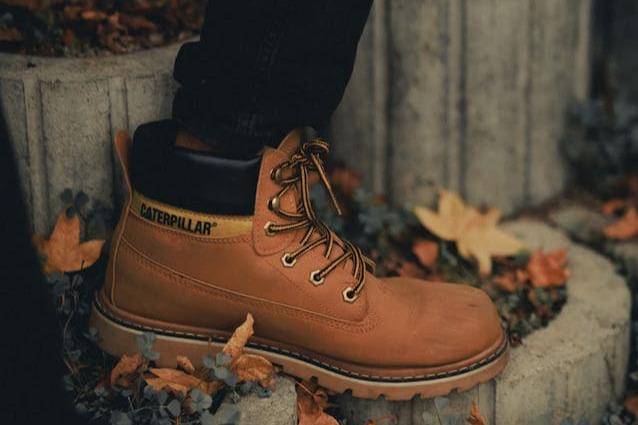 ilustrasi sepatu Caterpillar original