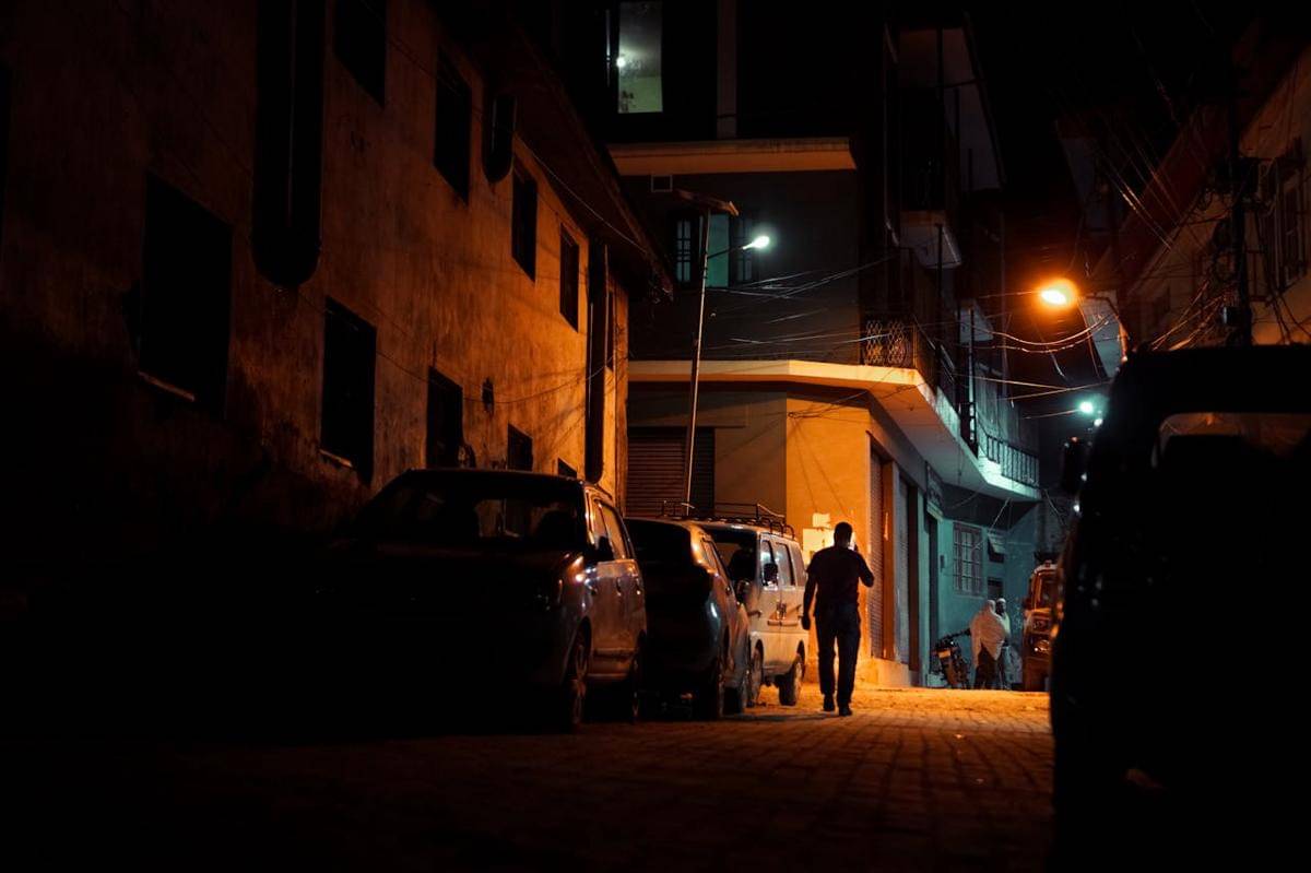 Seorang pria berjalan pada malam hari.