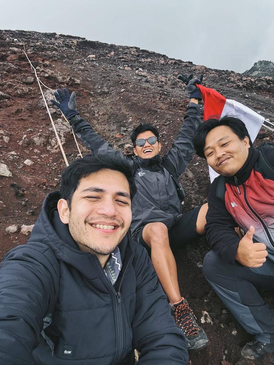 Rizky Alatas mendaki Gunung Slamet