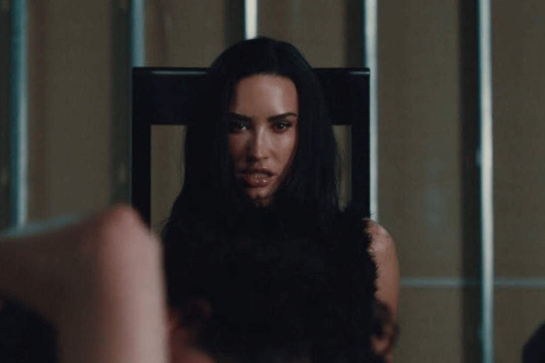 Demi Lovato dalam musik video "Kiss"