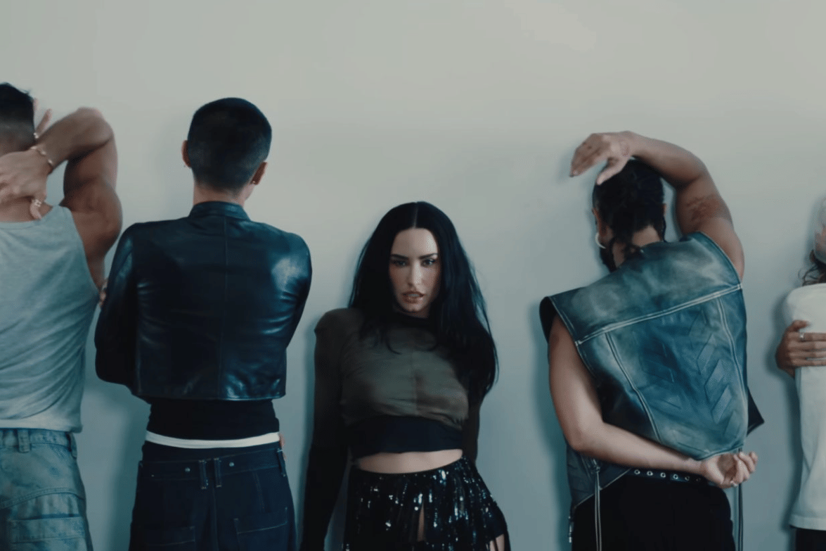 Demi Lovato dalam musik video "Kiss"