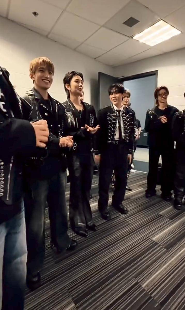 potret SANTOS BRAVOS ketemu dan SEVENTEEN