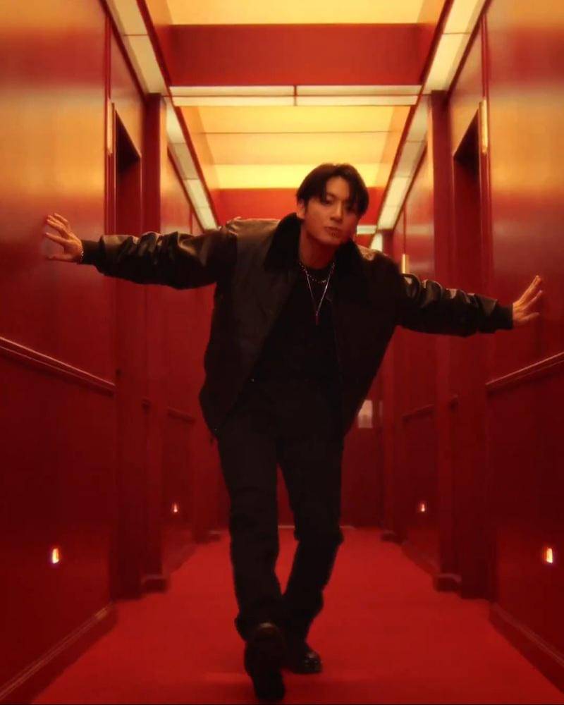 potret Jungkook BTS di pemotretan Calvin Klein 2025