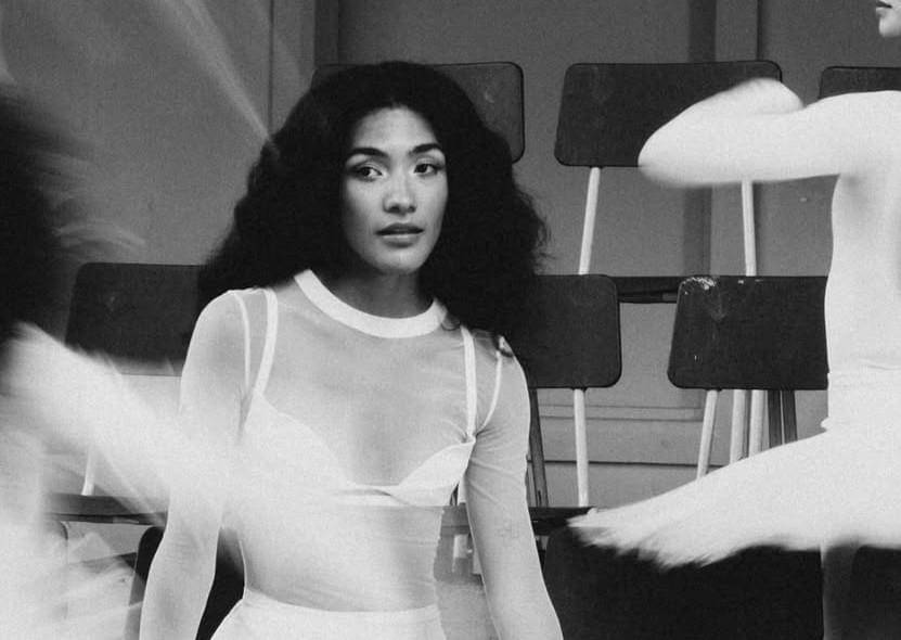 Olivia Dean dalam musik video "Lady Lady"