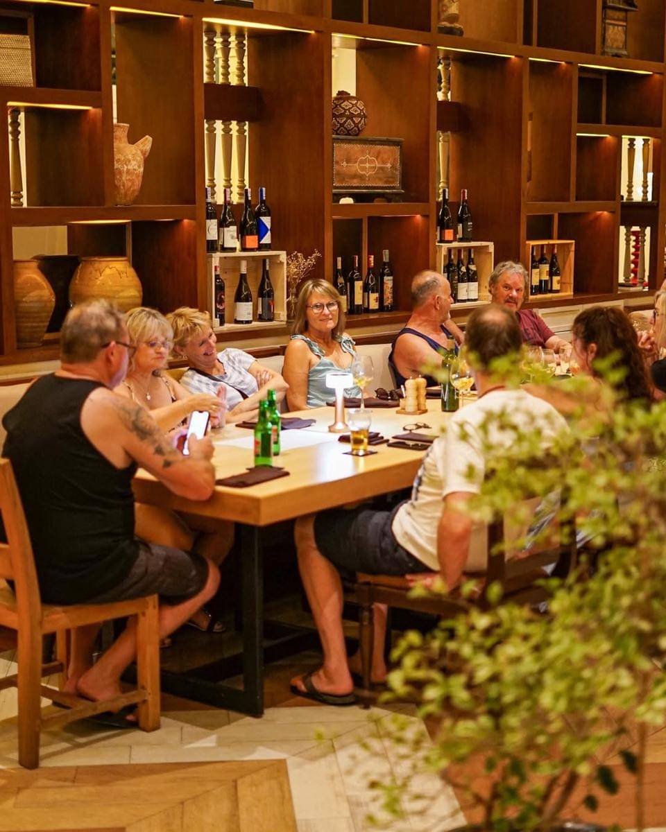 suasana santai di CORK French Tavern (instagram.com/corkbali)