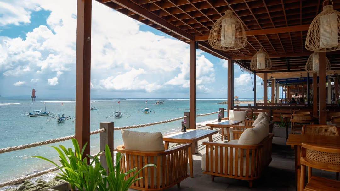 Coco Bistro di tepi pantai Sanur (instagram.com/cocobistro_official)