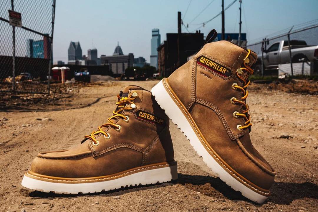 ilustrasi sepatu Caterpillar original