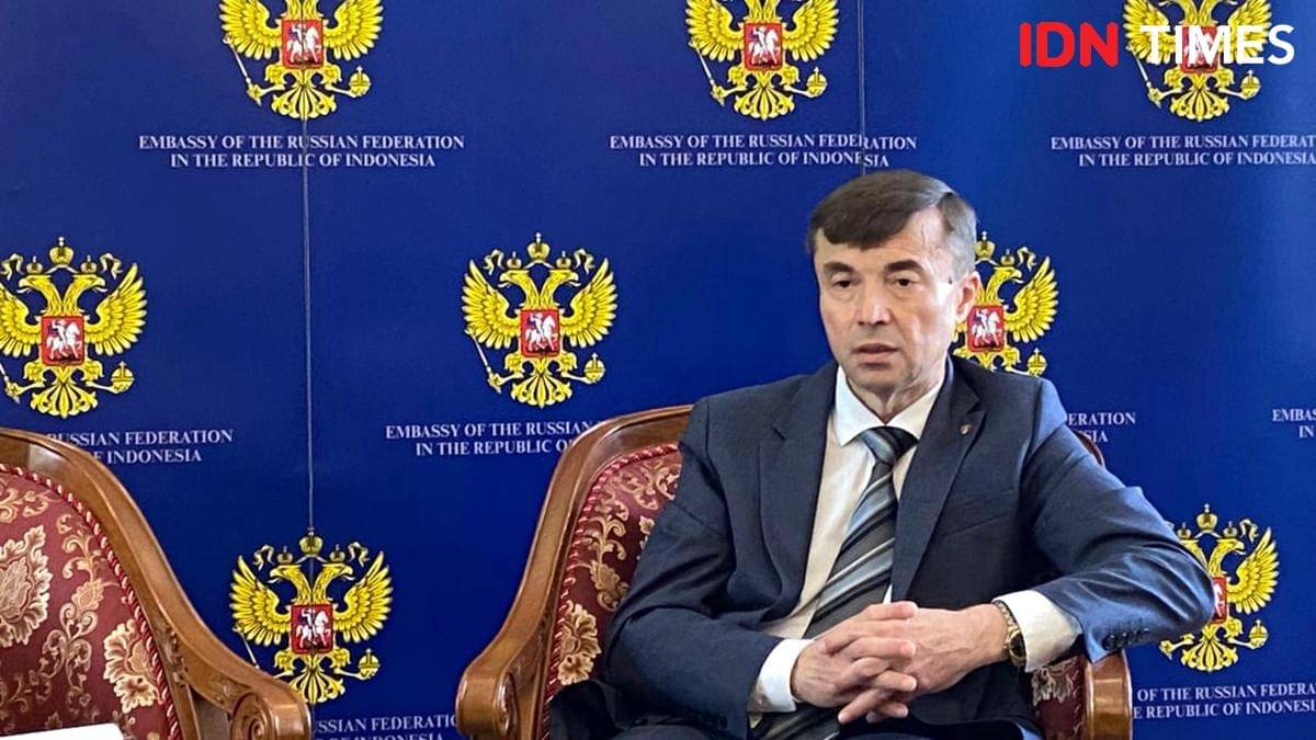 Duta Besar Rusia untuk Indonesia Sergei Tolchenov dalam pengarahan pers di kediamannya di Jakarta. (IDN Times/Marcheilla Ariesta)