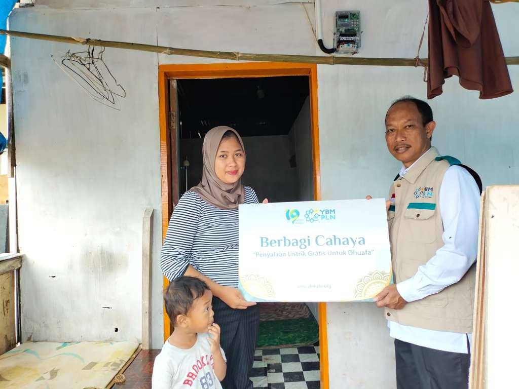 Yayasan Baitul Maal (YBM) PLN Unit Induk Pembangunan (UIP) Sulawesi melaksanakan program penyalaan listrik gratis bertajuk “Berbagi Cahaya”. (Dok. Istimewa)