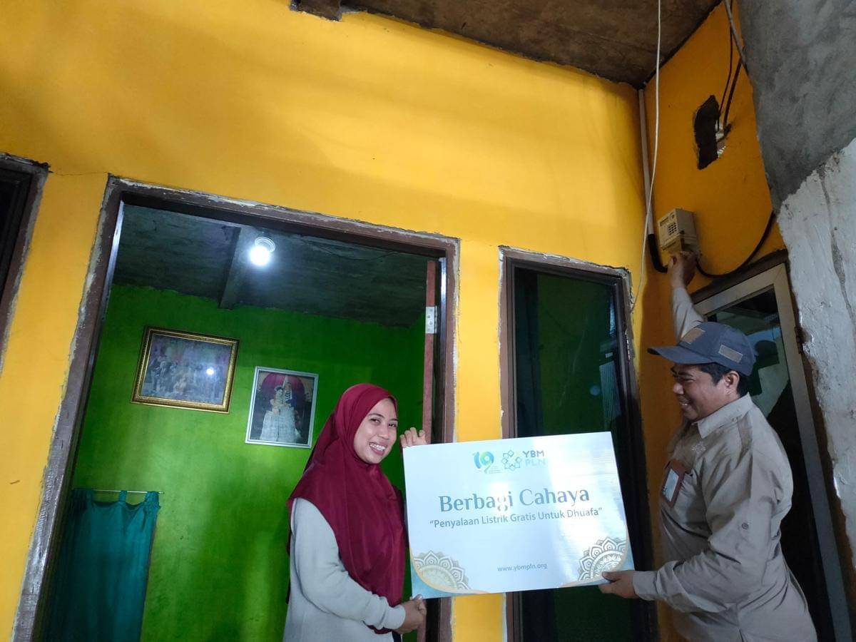 Yayasan Baitul Maal (YBM) PLN Unit Induk Pembangunan (UIP) Sulawesi melaksanakan program penyalaan listrik gratis bertajuk “Berbagi Cahaya”. (Dok. Istimewa)