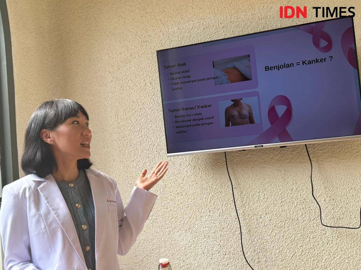 Dokter Feyona Heliani Subrata, Sp.B Dokter Spesialis Bedah Umum Eka Hospital Depok sedang melakukan presentasi mengenai kanker payudara kepada jurnalis.