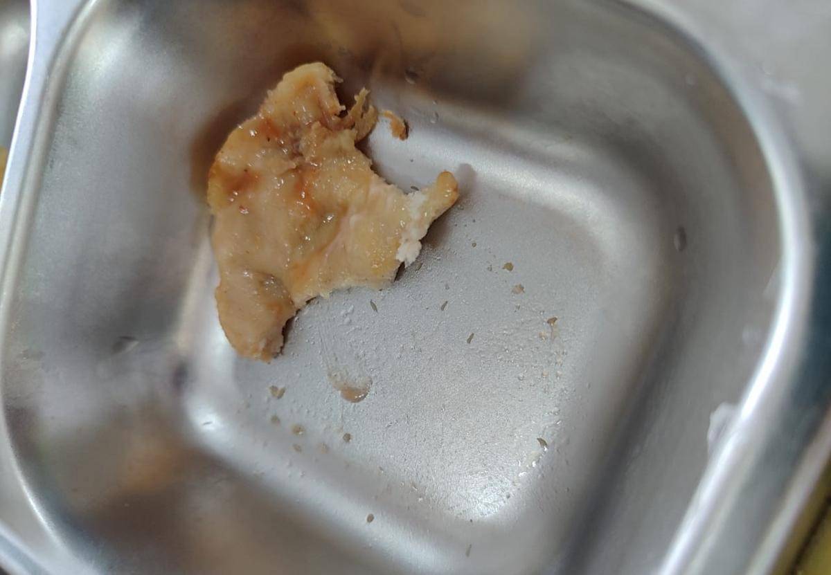 Daging ayam pada isian burger menu MBG di SMPN 10 Banjarbaru berbelatung. (istimewa)