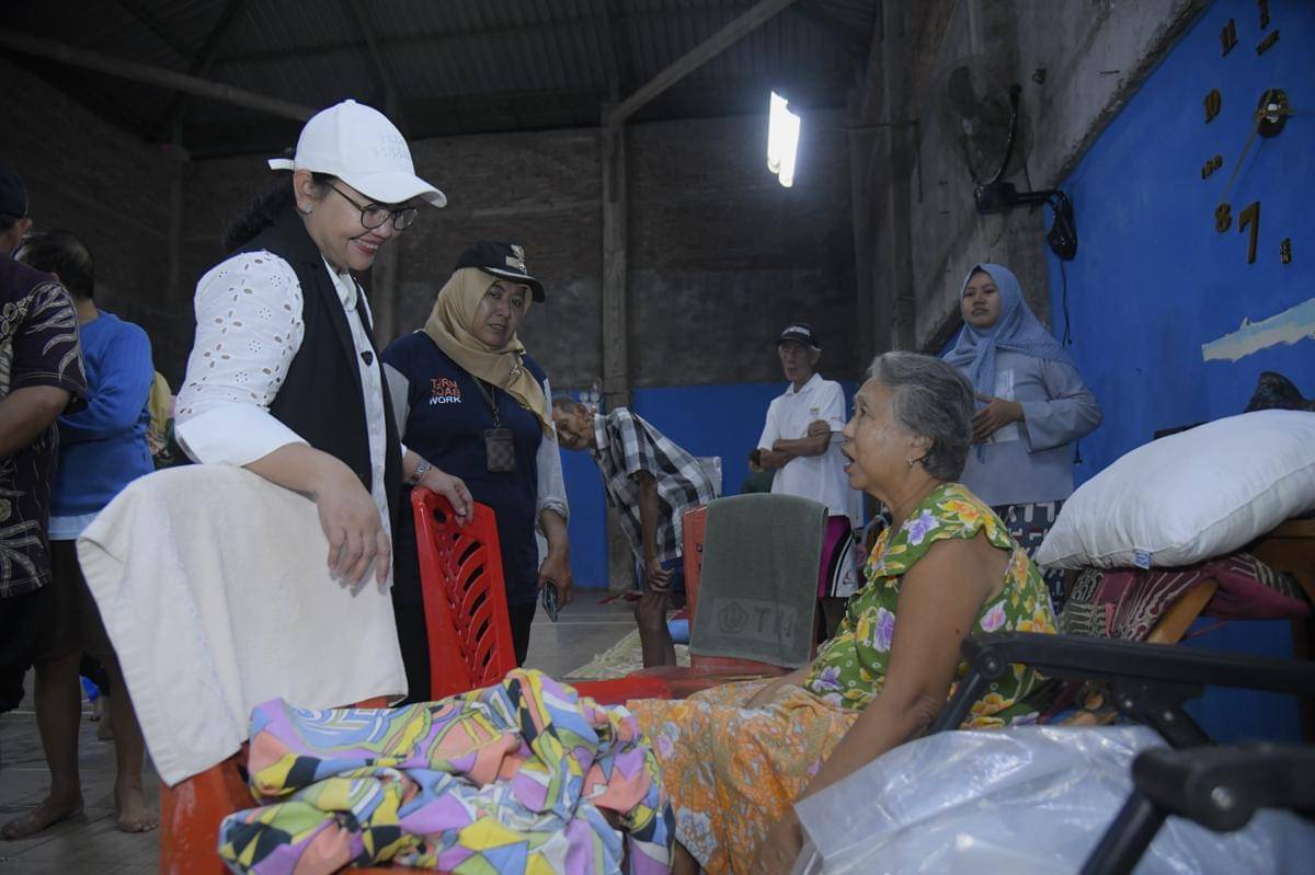 Wali Kota Semarang, Agustina Wilujeng meninjau sejumlah titik pengungsian warga terdampak banjir di wilayah Kelurahan Muktiharjo Kidul, Kecamatan Pedurungan, Selasa (28/10/2025) malam. (dok. Pemkot Semarang)