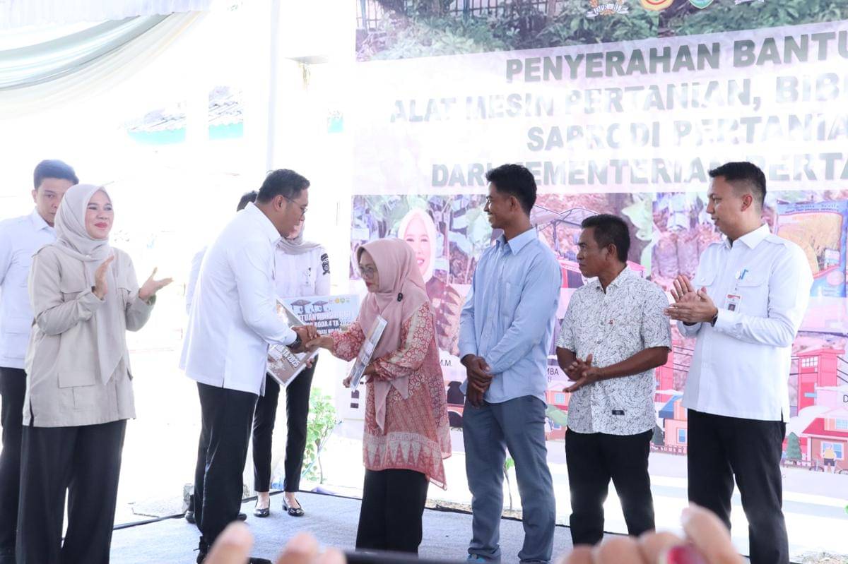 Kementerian pertanian berikan bantuan alsintan ke petani Palembang (Dok. Kominfo Palembang)