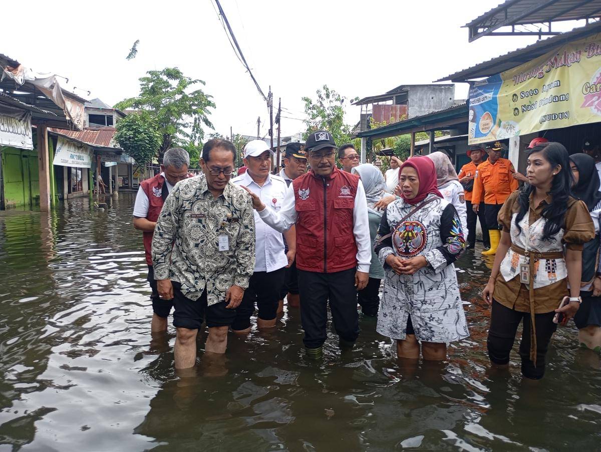 Mensos Saifullah Yusuf cek banjir Tlogosari Kulon Semarang. (IDN Times/Dok Humas Pemprov Jateng)
