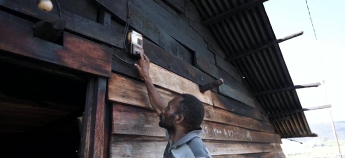 Warga Kabupaten Pegunungan Arfak, Provinsi Papua Barat yang menikmati aliran listrik dari Pembangkit Listrik Tenaga Mikro Hidro (PLTMH) Anggi I. (dok. YouTube Kementerian ESDM)