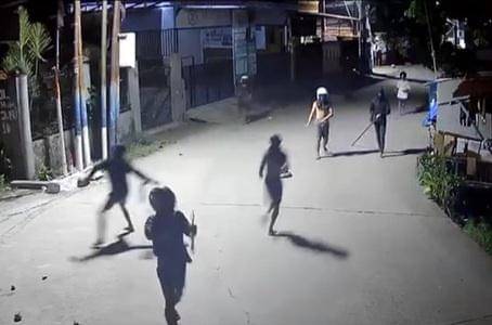 Tangkapan lapar rekaman CCTV memperlihatkan pemuda di Makassar bentrok. (Dok. Istimewa)