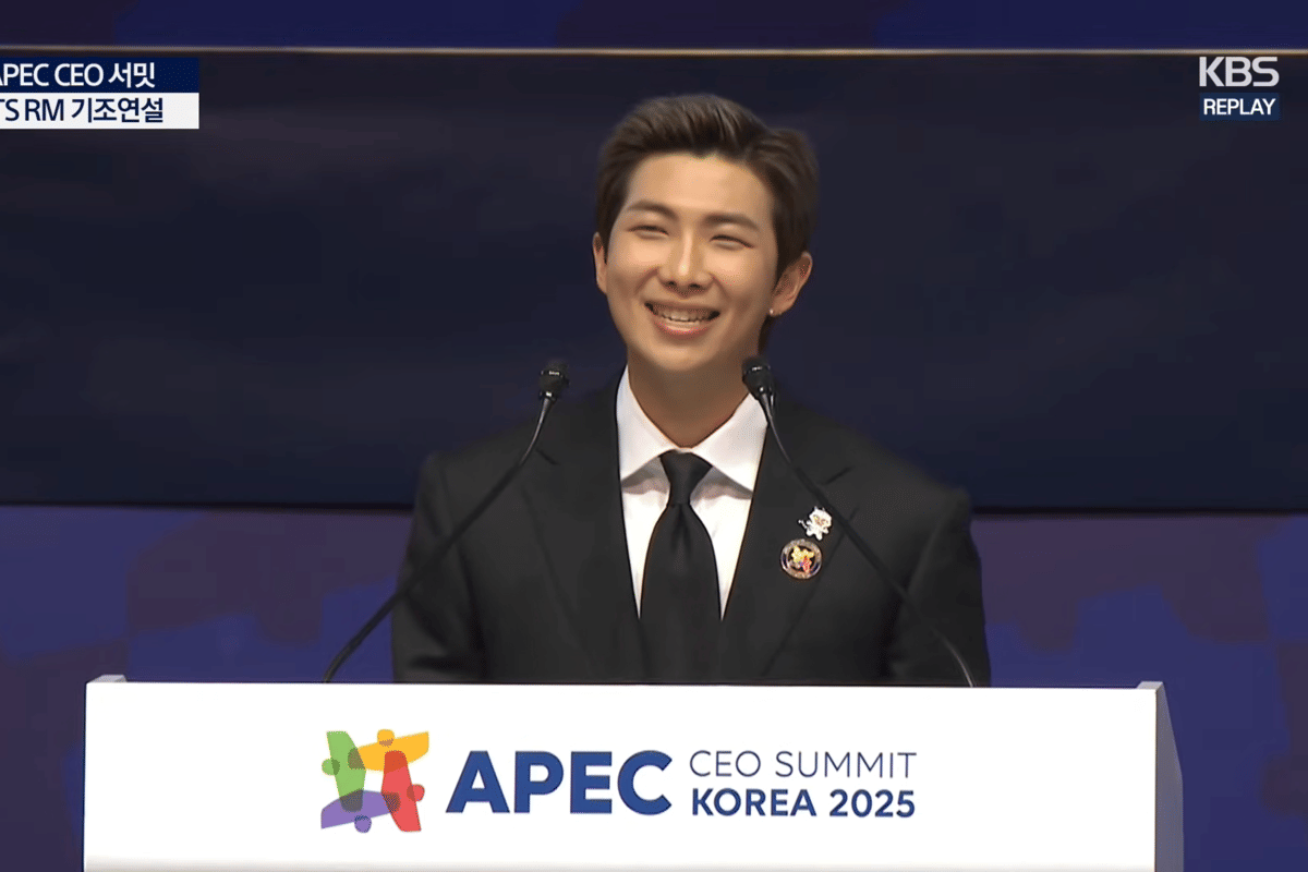 RM BTS di APEC CEO Summit Korea 2025 (youtube.com/KBS News)