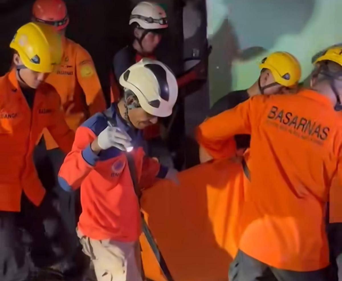 Basarnas Kantor SAR Semarang dan Tim SAR Gabungan evakuasi Rabu (29/10/2025) melakukan evakuasi terhadap warga yang tertimbun bangunan runtuh di Semarang Tengah. (dok Kantor SAR Semarang)