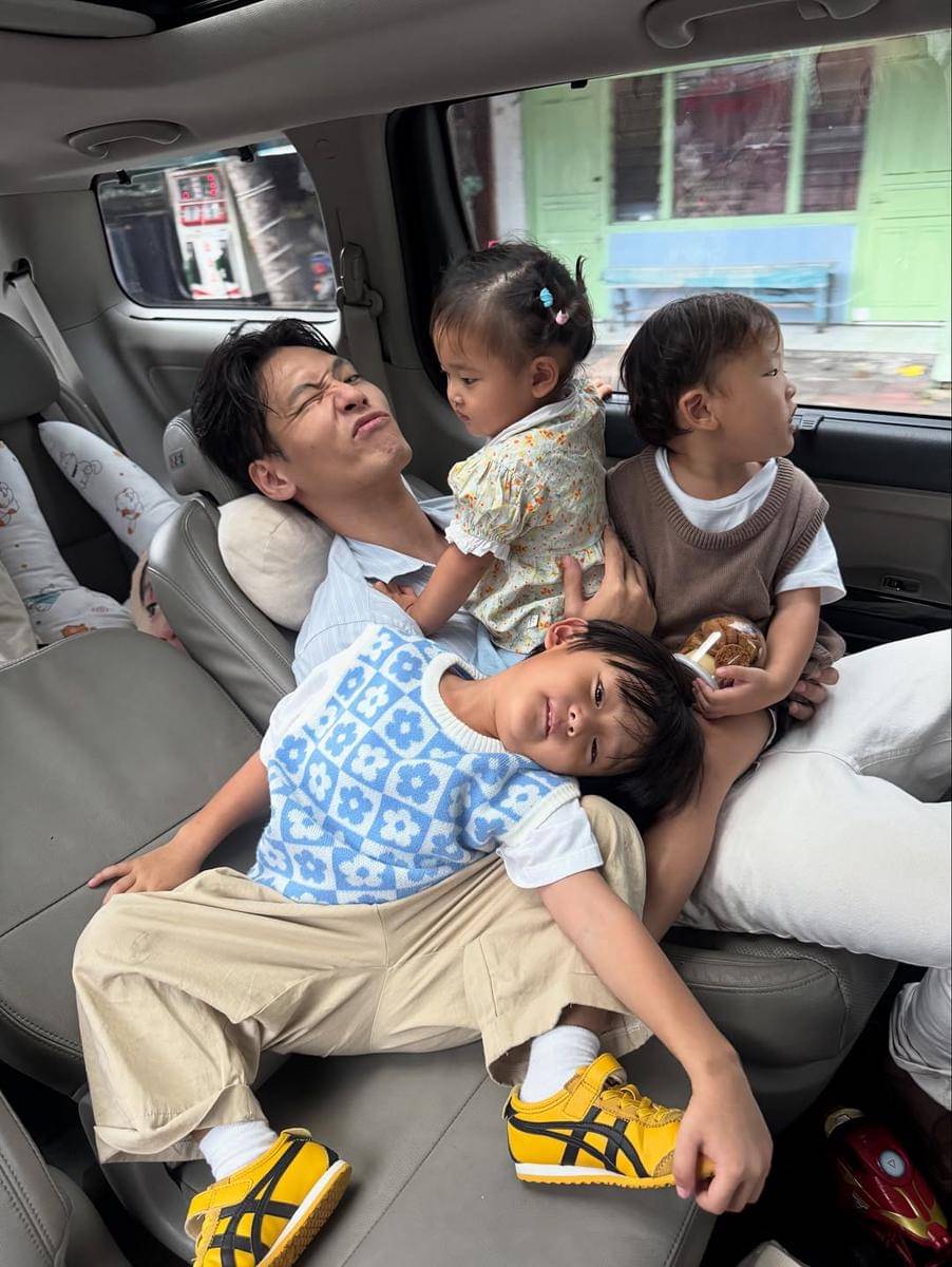 Potret Na Daehoon bersama ketiga anaknya