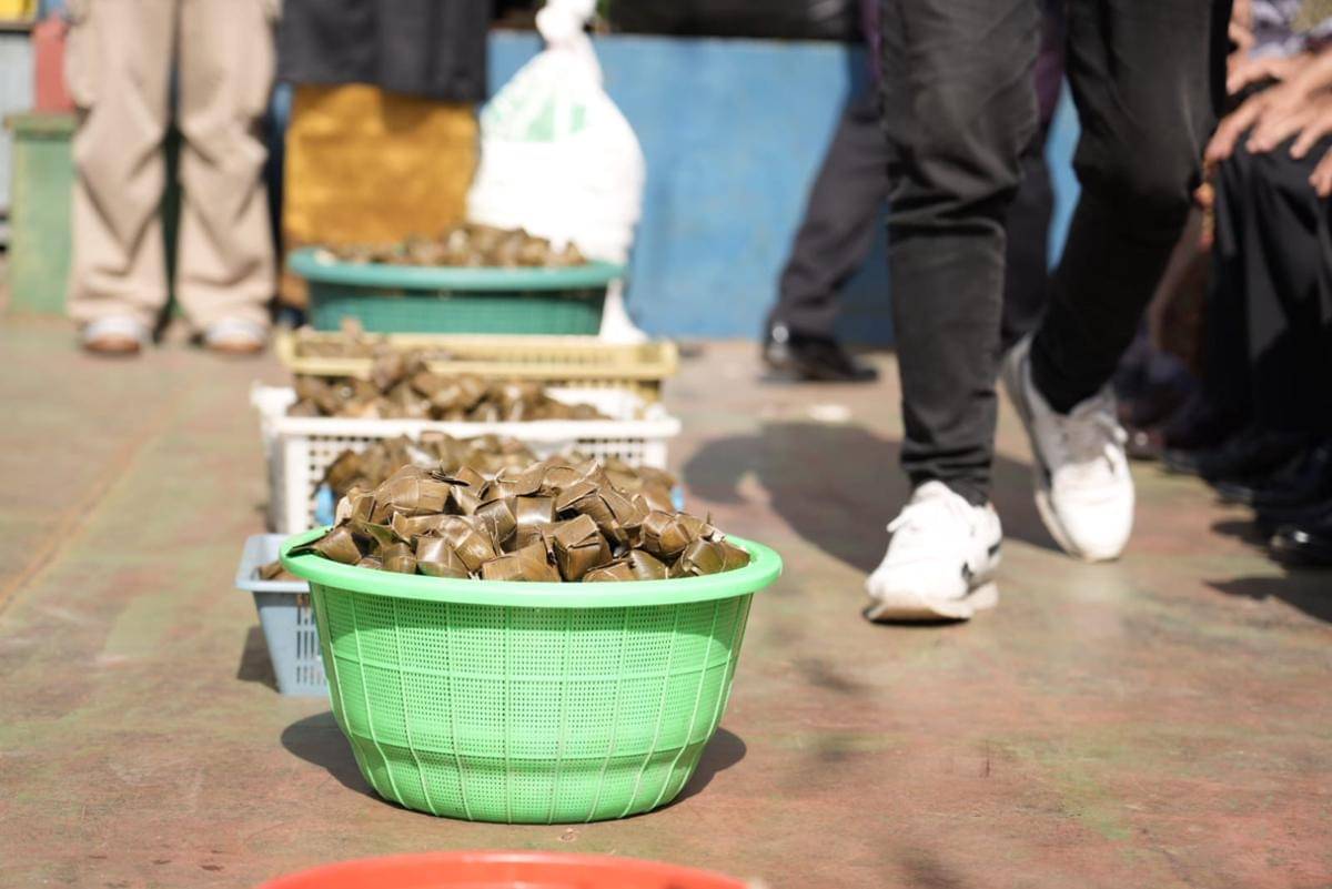 Persiapan perang ketupat pada Festival Budaya di Tayan.