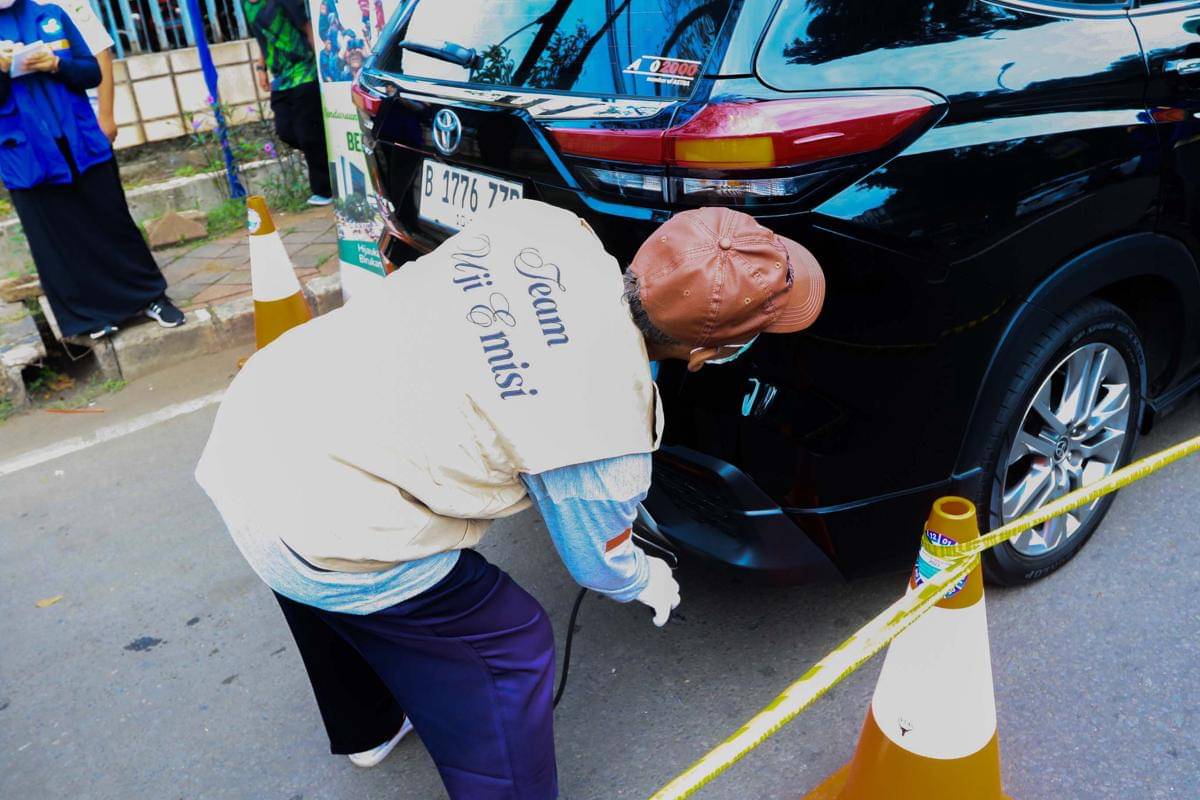 Petugas sedang menguji emisi kendaraan di Kota Tangerang