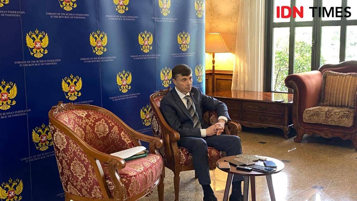 Duta Besar Rusia untuk Indonesia Sergei Tolchenov dalam pengarahan pers di kediamannya di Jakarta. (IDN Times/Marcheilla Ariesta)