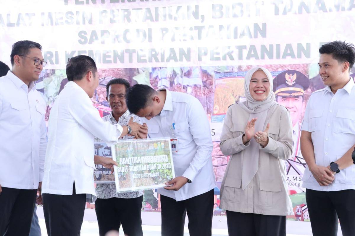 Kementerian pertanian berikan bantuan alsintan ke petani Palembang (Dok. Kominfo Palembang)