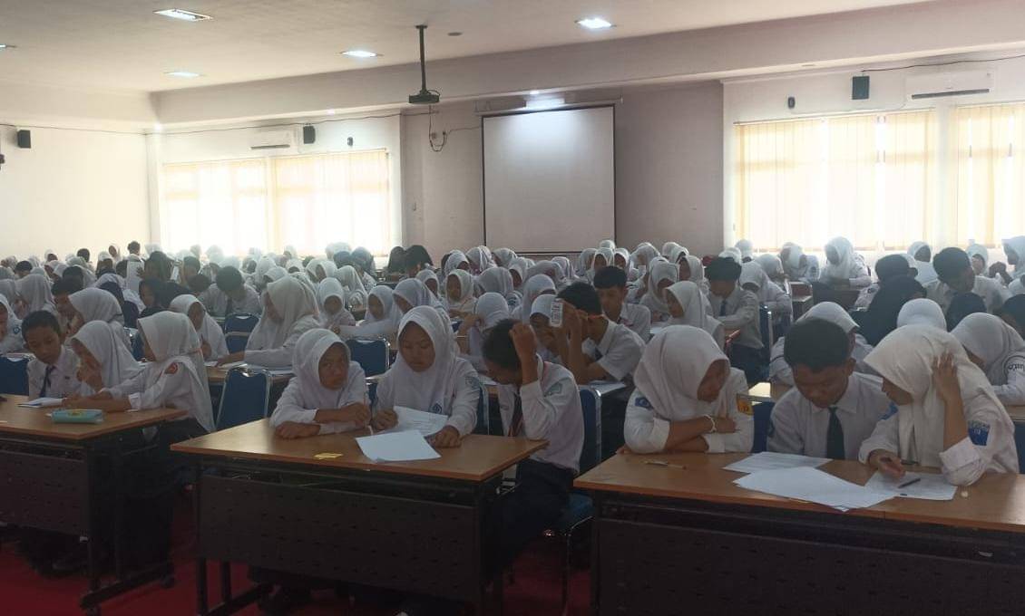 Sejumlah siswa mengikuti kegiatan memperingati Bulan Bahasa dan Sumpah Pemuda di Kantor Dinas Pendidikan dan Kebudayaan Kabupaten Magelang. (Dok. Disdikbud Kabupaten Magelang)