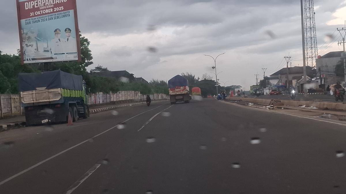 Truk tambang melintas di depan kantor Gubernur Banten