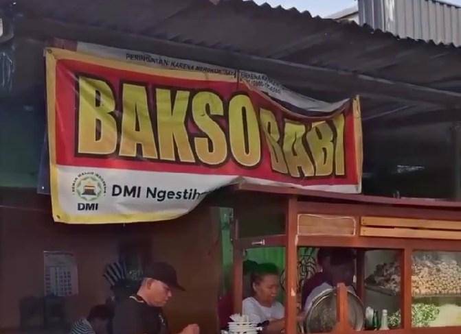 Bakso babi dengan logo Dewan Masjid Indonesia di Bantul.