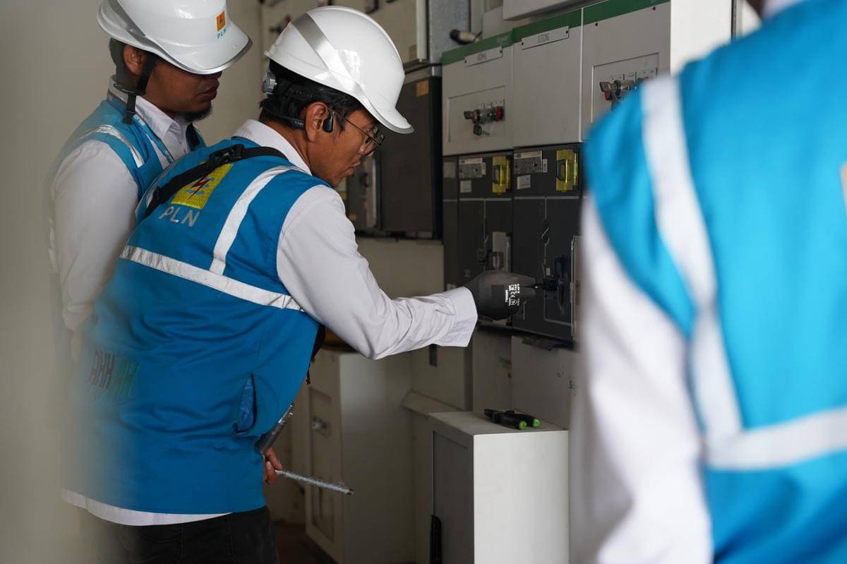 Petugas PLN tengah mengecek keandalan pasokan listrik bagi PT BLG yang merupakan industri pengolahan rumput laut di Kabupaten Pinrang. (Dok. Istimewa)