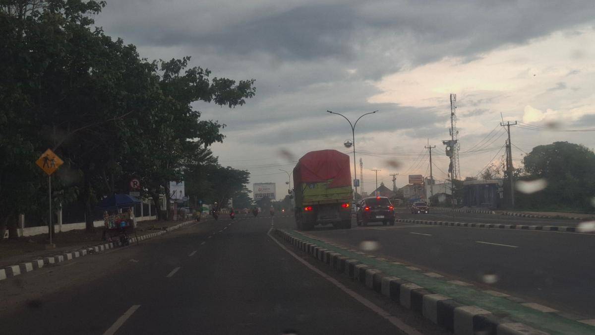 Truk tambang melintas di depan kantor Gubernur Banten