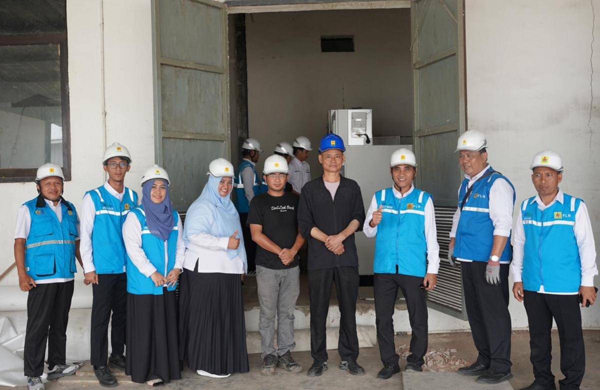 Manajemen PLN UP3 Pinrang dan PT Biota Laut Ganggang saat berfoto bersama dalam momentum penyalaan listrik dengan daya sebesar 3.465 kVA. (Dok. Istimewa)