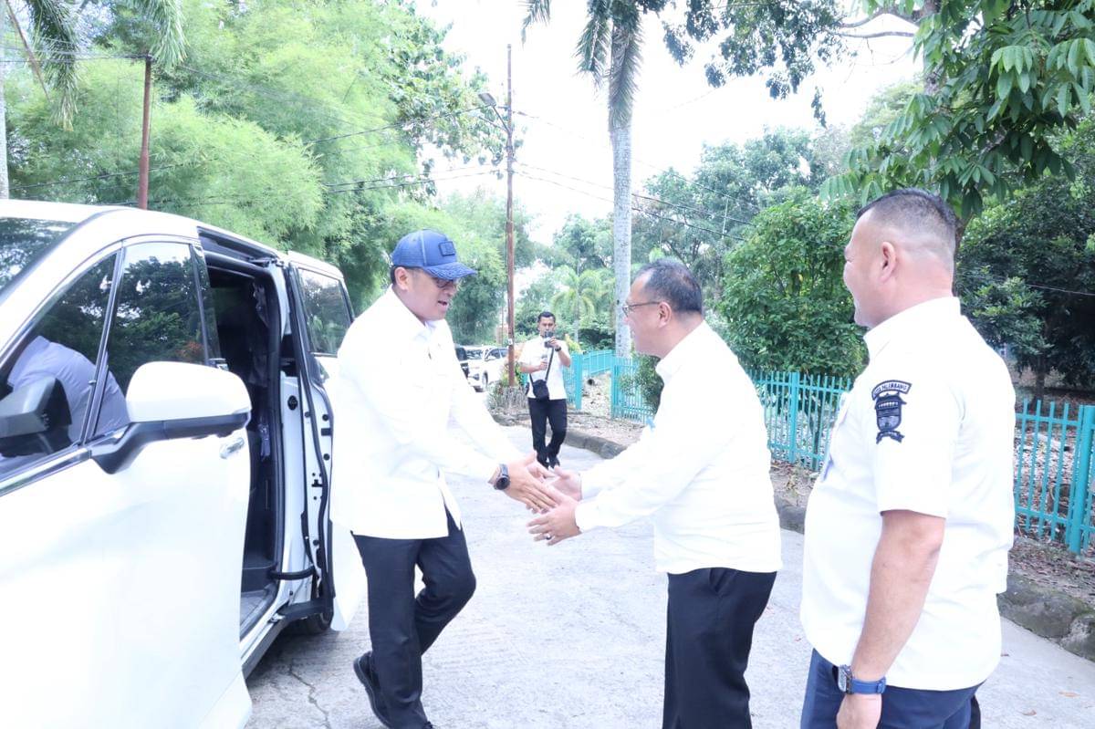 Kementerian pertanian berikan bantuan alsintan ke petani Palembang (Dok. Kominfo Palembang)