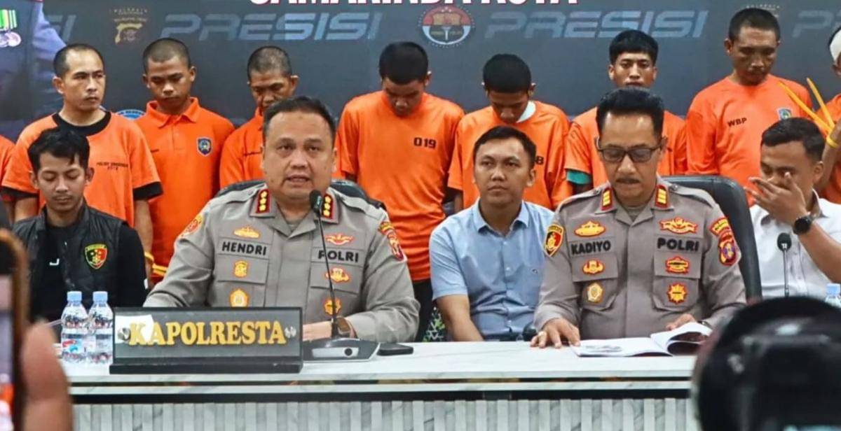 Kapolresta Samarinda, Kombes Hendri Umar saat memimpin konferensi pers.