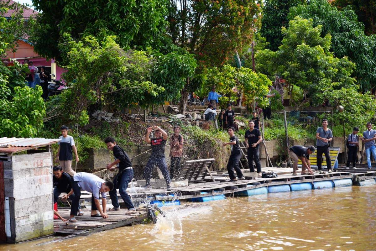 Warga antusias ikut perang ketupat