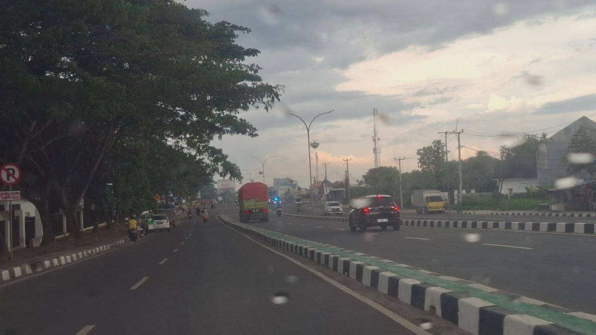 Truk tambang melintas di depan kantor Gubernur Banten