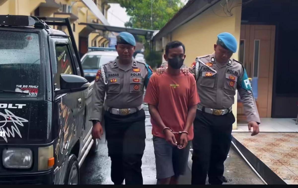 Pengemudi mobil pick up berinisial R (38), warga Mojo, Karangmalang, Sragen pelaku tabrak lari yang tewaskan sekeluarga ditangkap aparat kepolisian dari polres Sragen. (dok Humas Polres Sragen)