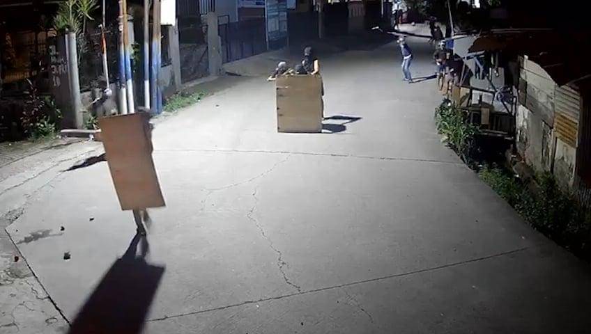 Tangkapan lapar rekaman CCTV memperlihatkan pemuda di Makassar bentrok. (Dok. Istimewa)