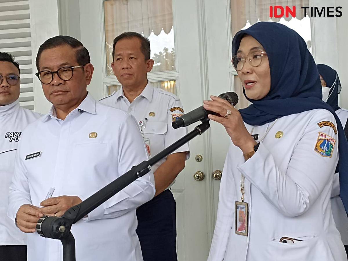 Gubernur DKI Jakarta Pramono Anung meluncurkan pasukan putih tenaga kesehatan Dinas Kesehatan DKI Jakarta di Balai Kota, Rabu (29/10/2025). (IDN Times/Dini Suciatiningrum)