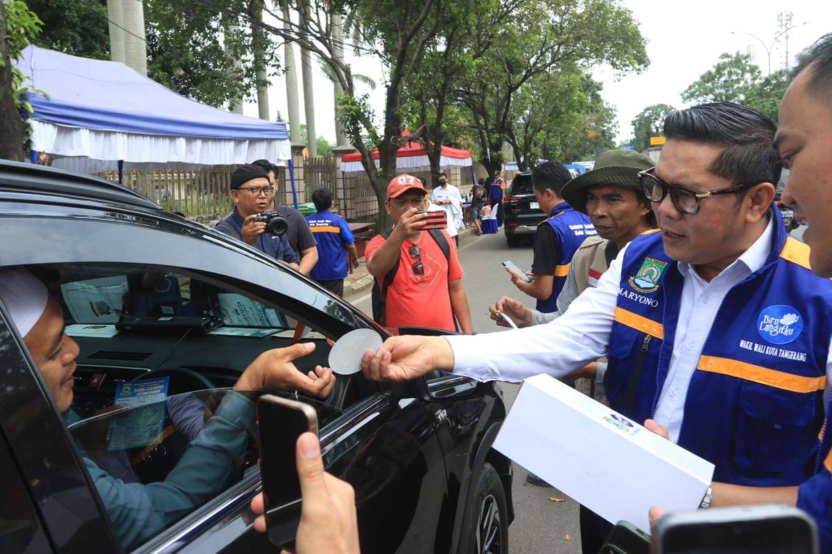 Wakil Wali Kota Tangerang, Maryono memberikan stiker tanda lulus uji emisi