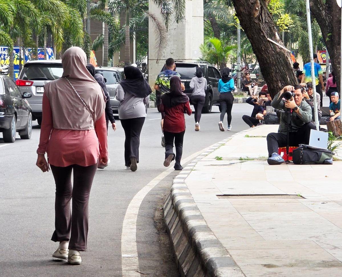 Fotografer jalanan yang potret orang saat berolahraga di CFD. (X/Ismail Fahmi)