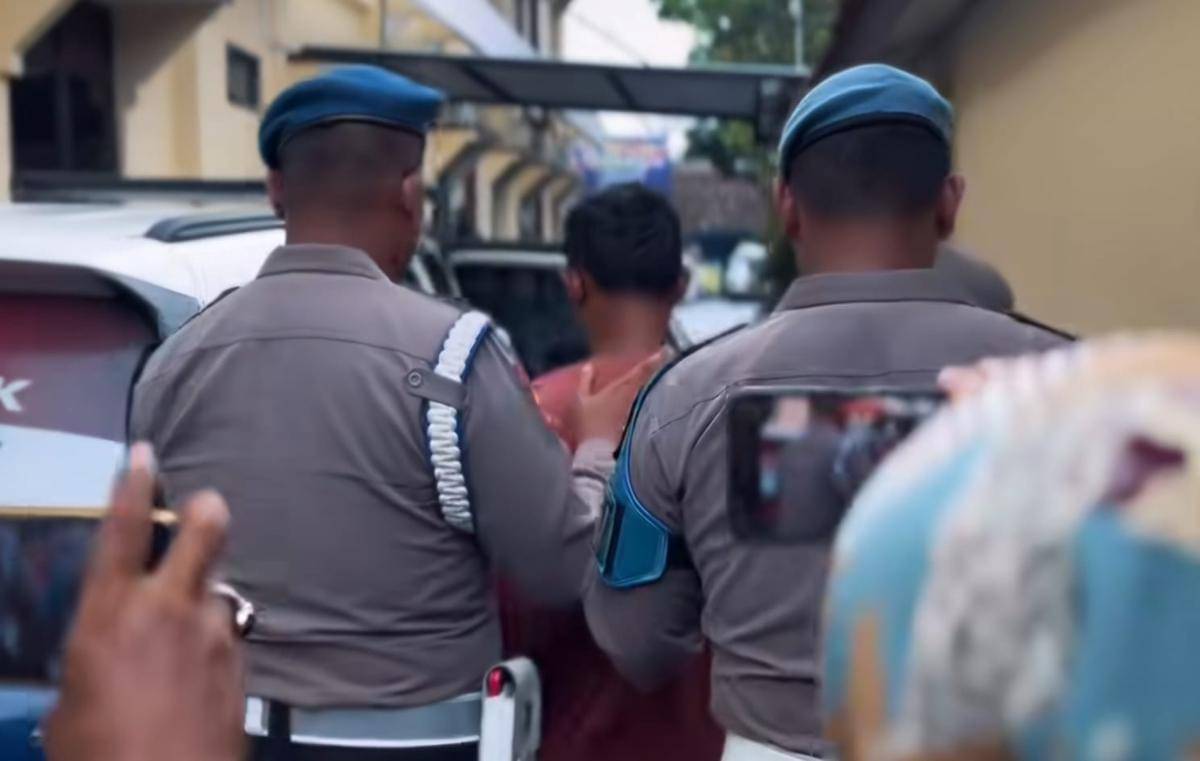 Pengemudi mobil pick up berinisial R (38), warga Mojo, Karangmalang, Sragen pelaku tabrak lari yang tewaskan sekeluarga ditangkap aparat kepolisian dari polres Sragen. (dok Humas Polres Sragen)