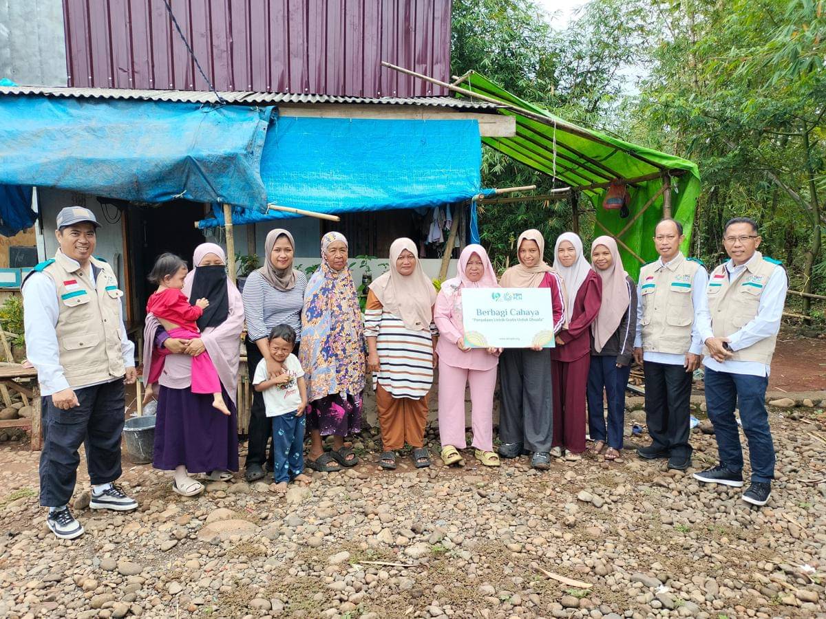 Yayasan Baitul Maal (YBM) PLN Unit Induk Pembangunan (UIP) Sulawesi melaksanakan program penyalaan listrik gratis bertajuk “Berbagi Cahaya”. (Dok. Istimewa)