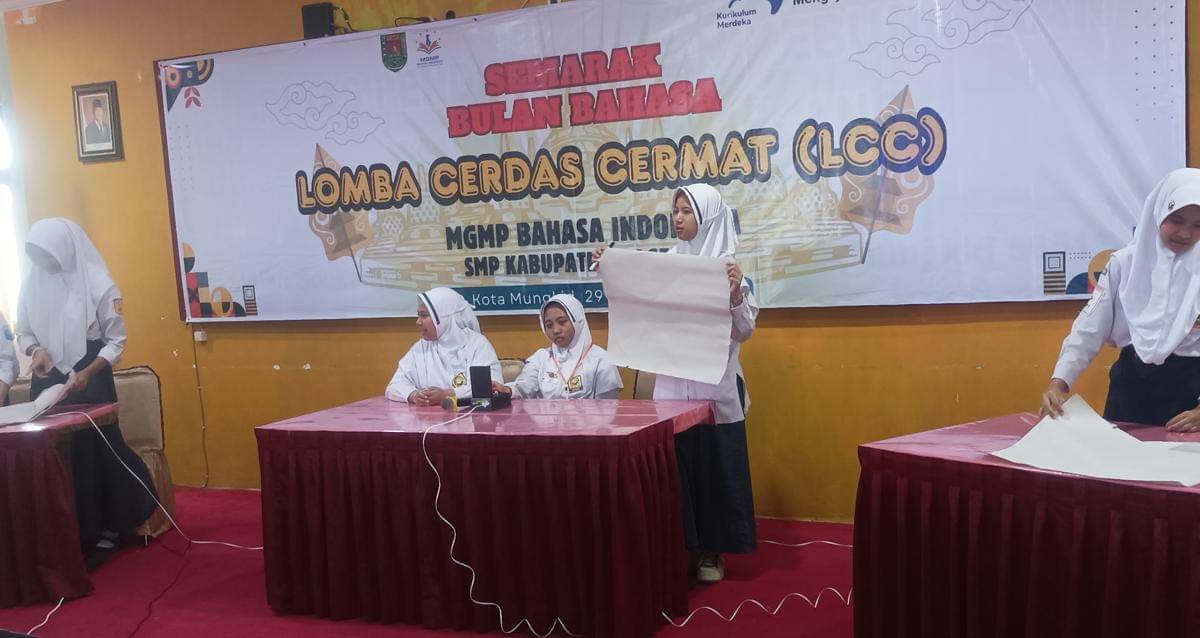 Siswa mengikuti Lomba Cerdas Cermat (LCC) saat kegiatan memperingati Bulan Bahasa dan Sumpah Pemuda di Kantor Dinas Pendidikan dan Kebudayaan Kabupaten Magelang. (Dok. Disdikbud Kabupaten Magelang)